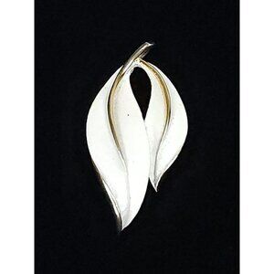 Vintage Gold Tone Sarah Coventry Signed Womens White Leafs‎ Floral Brooch Pin